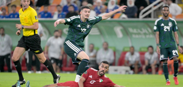 عبد الله الحمدان يرفع رؤوس اللاعبين بعد فوزه 1-0 على الكويت في خليجي 21