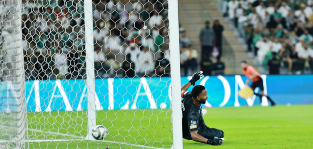 الأهلي يساوي الهلال في ركلات الجزاء: صدام يرفع التنافس في دوري روشن