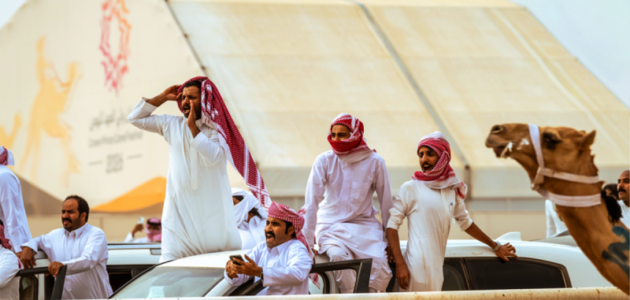 الزعيم يسطع في قمة مهرجان ولي العهد: فوزه المذهل في فئة الحقايق يسطع كنجمة