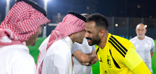 وزير الرياضة يزور تدريب المنتخب السعودي قبل كأس الخليج العربي: دعم حماسي يرفع الروح المعنوية