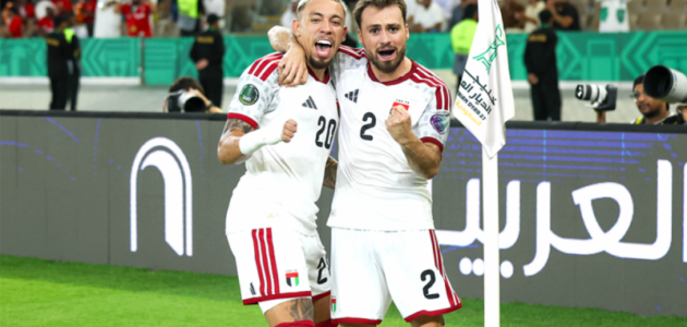 الإمارات تكسر عناد المجموعات وتقصي حامل اللقب في نصف نهائي خليجي 27