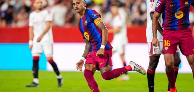 رافينها يسطع بالهاتريك ويقود برشلونة إلى فوز ساحق على إشبيلية