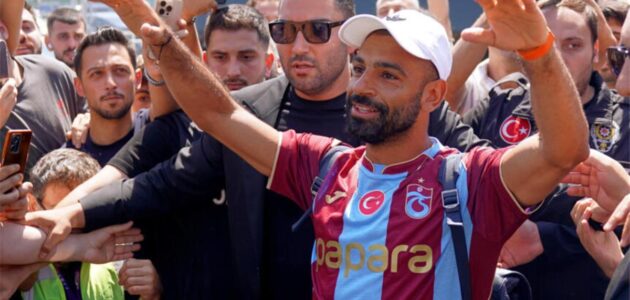 محمد صلاح يخلق معلمًا سياحيًا في تركيا: صخرة تتحول إلى هضبة تحت إطلالته