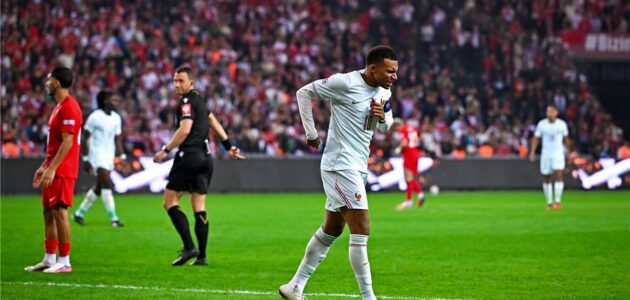 فرنسا تتغلب على تركيا في ليلة صدمة: مبابي يضرب هدفاً ثم يجرح نفسه